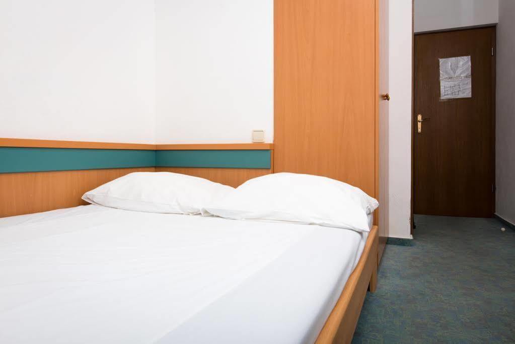 סופטאר Downtown Private Rooms Mandic מראה חיצוני תמונה