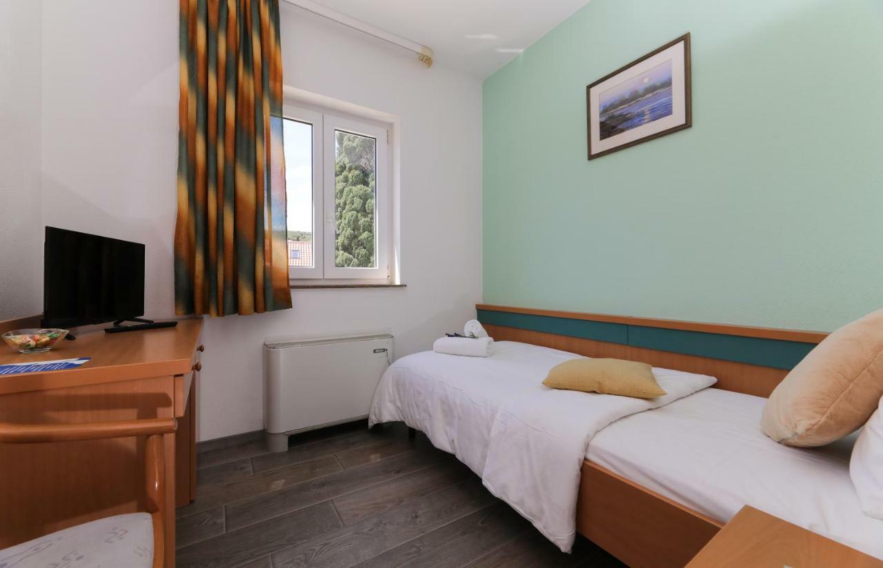 סופטאר Downtown Private Rooms Mandic מראה חיצוני תמונה